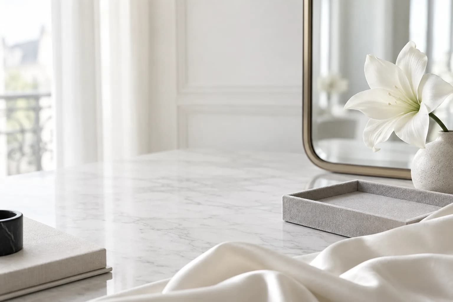 Coiffeuse lumineuse avec plateau vide et fleur blanche