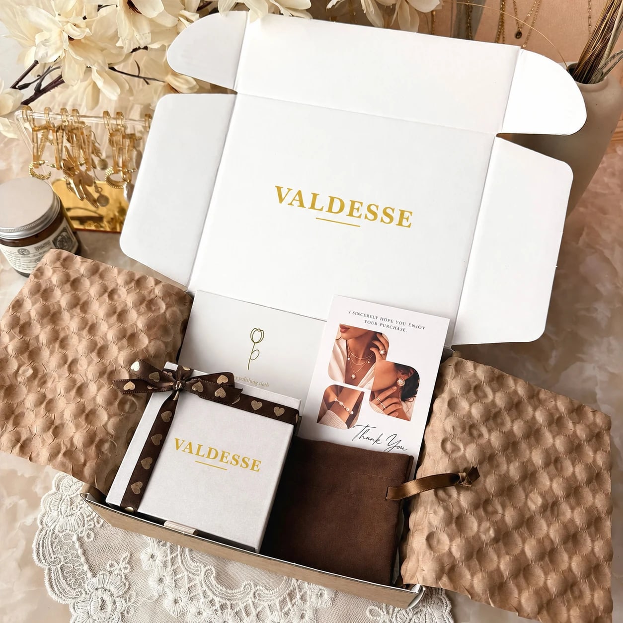 Emballage d’expédition VALDESSE ouvert avec coffret et protections