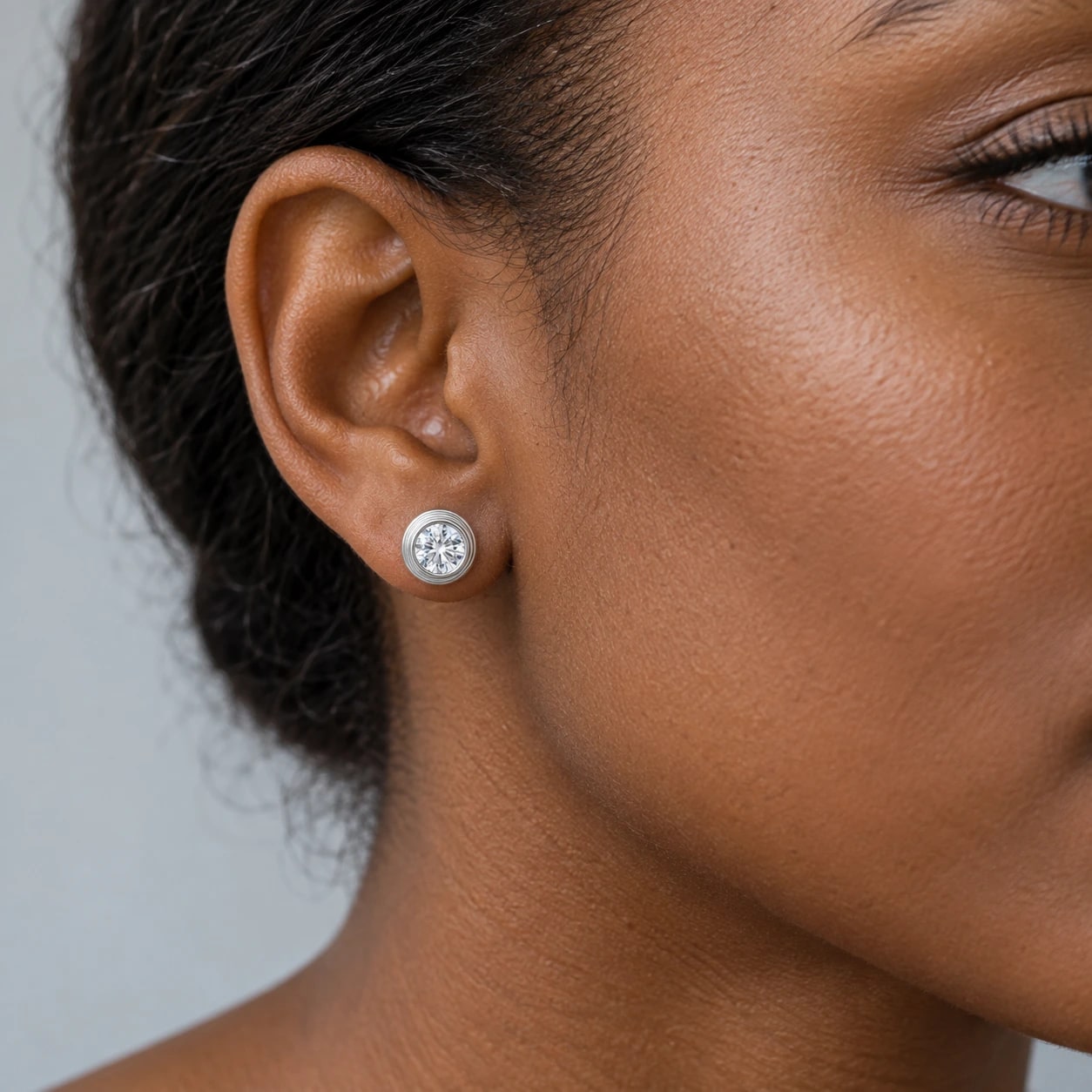 Boucles d'Oreilles Clous Orbit VALDESSE, vue portée