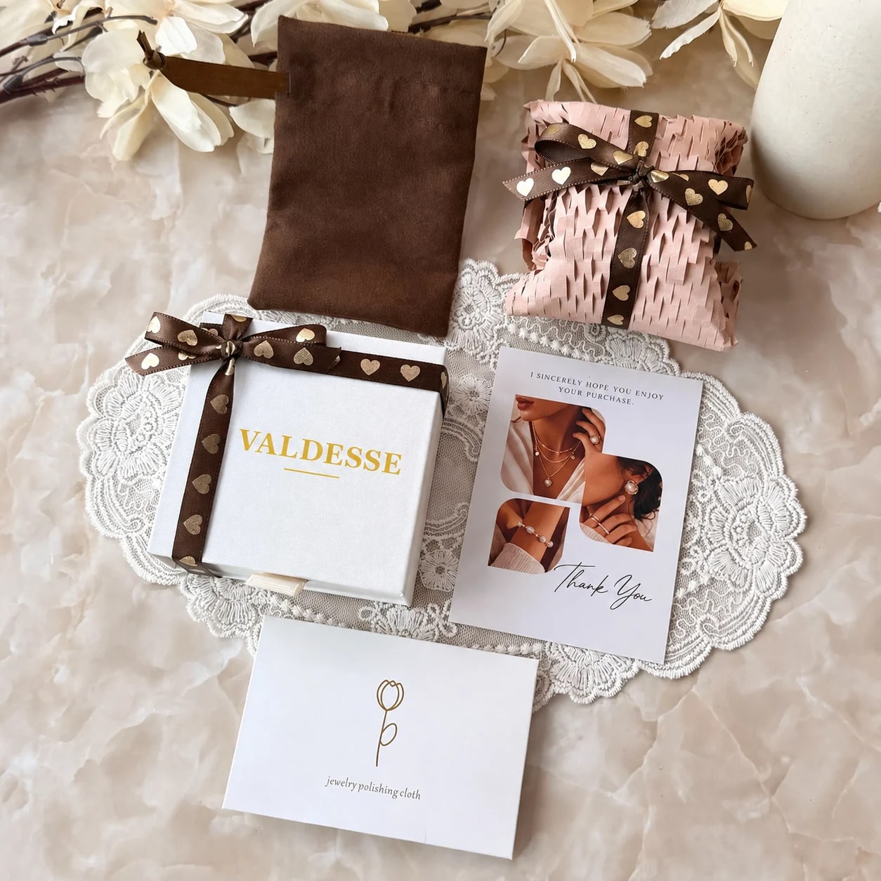 Packaging VALDESSE avec écrin, pochon, carte de remerciement et chiffon d’entretien