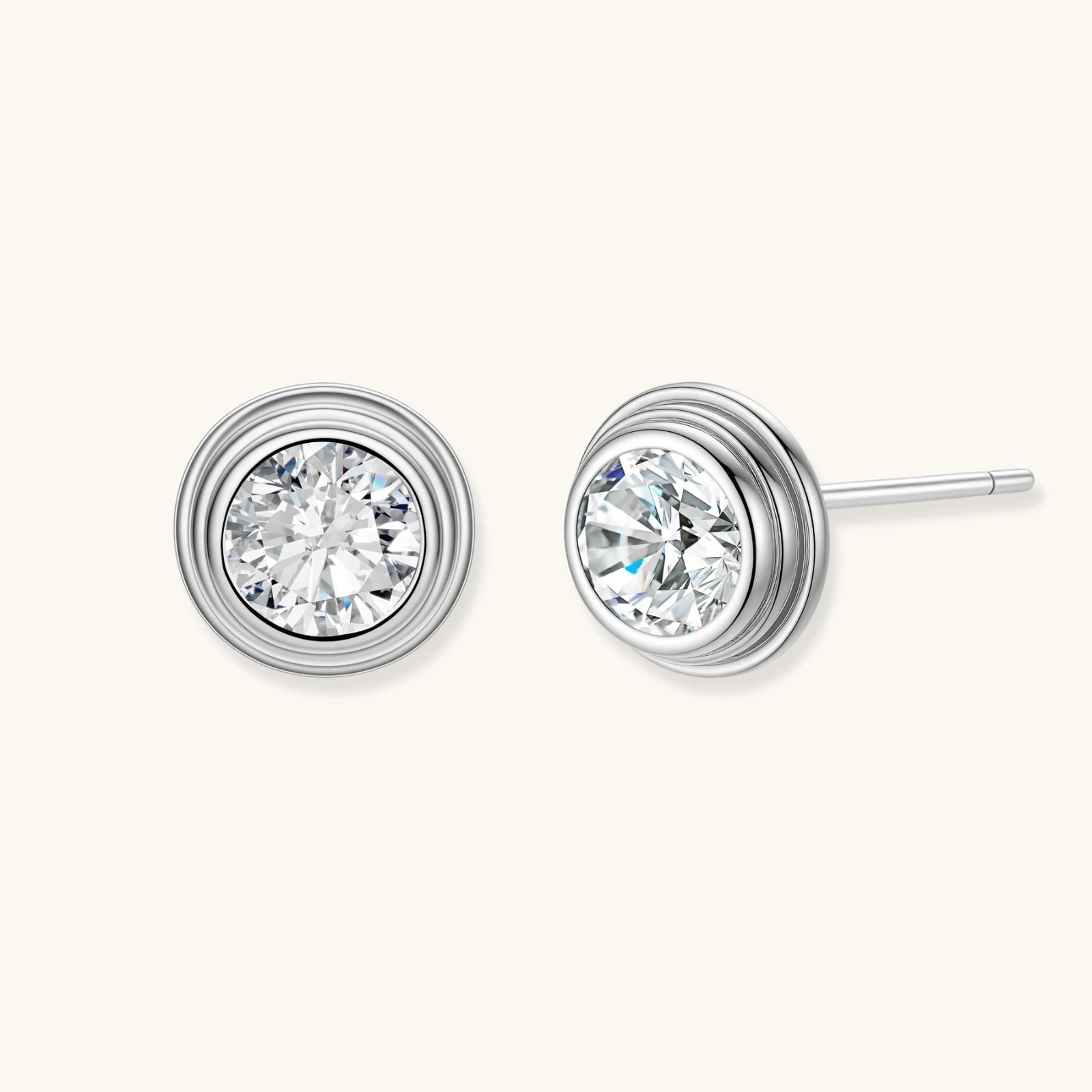 Boucles d'Oreilles Clous Orbit, argent sterling 925 · moissanite vvs1, photographie du bijou sur fond clair