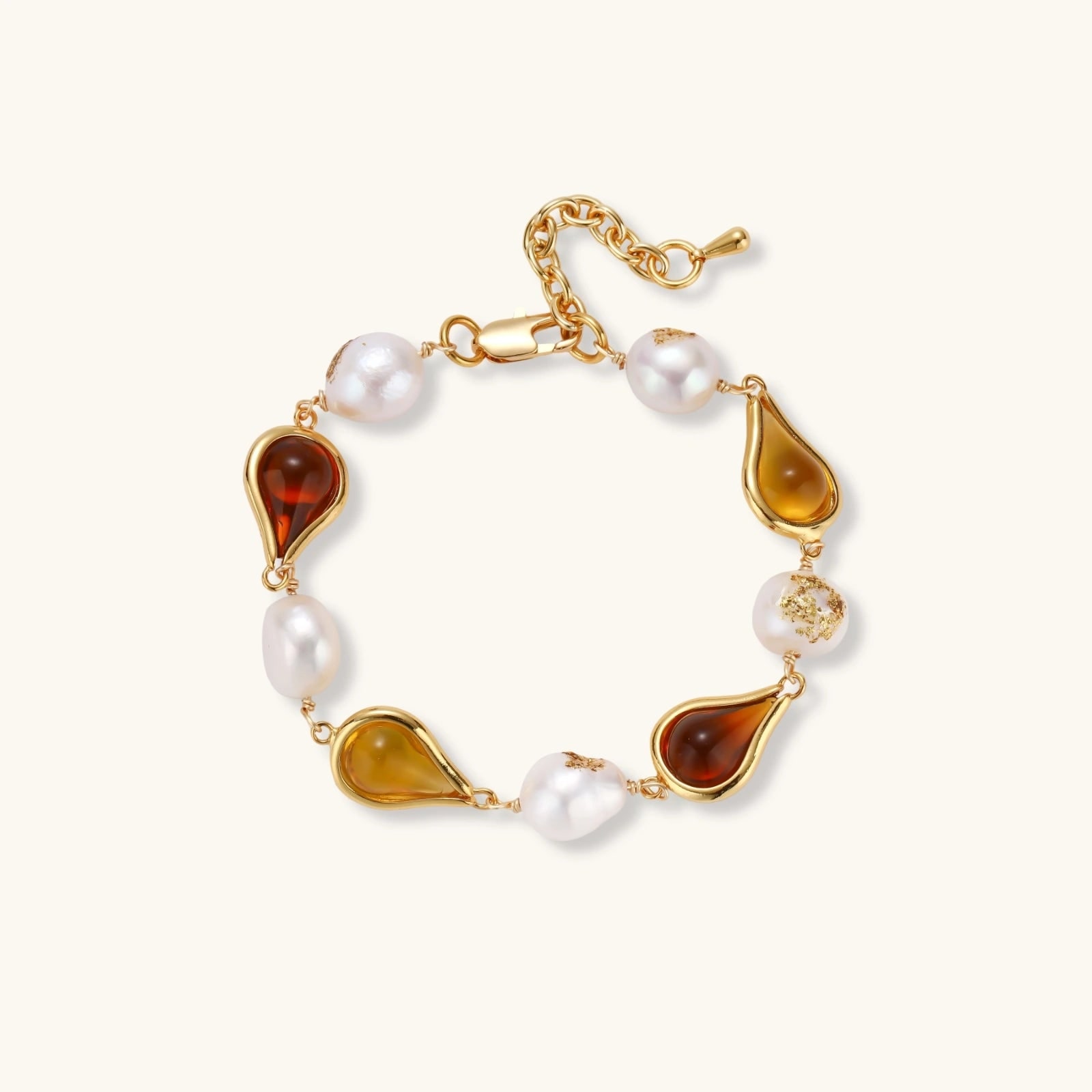 Bracelet Goutte d'Or, laiton plaqué or 18k · perles d’eau douce, photographie du bijou sur fond clair