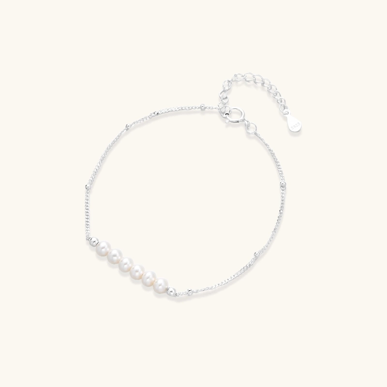 Bracelet Murmure de Perles, argent sterling 925 plaqué rhodium · perles d’eau douce, photographie du bijou sur fond clair