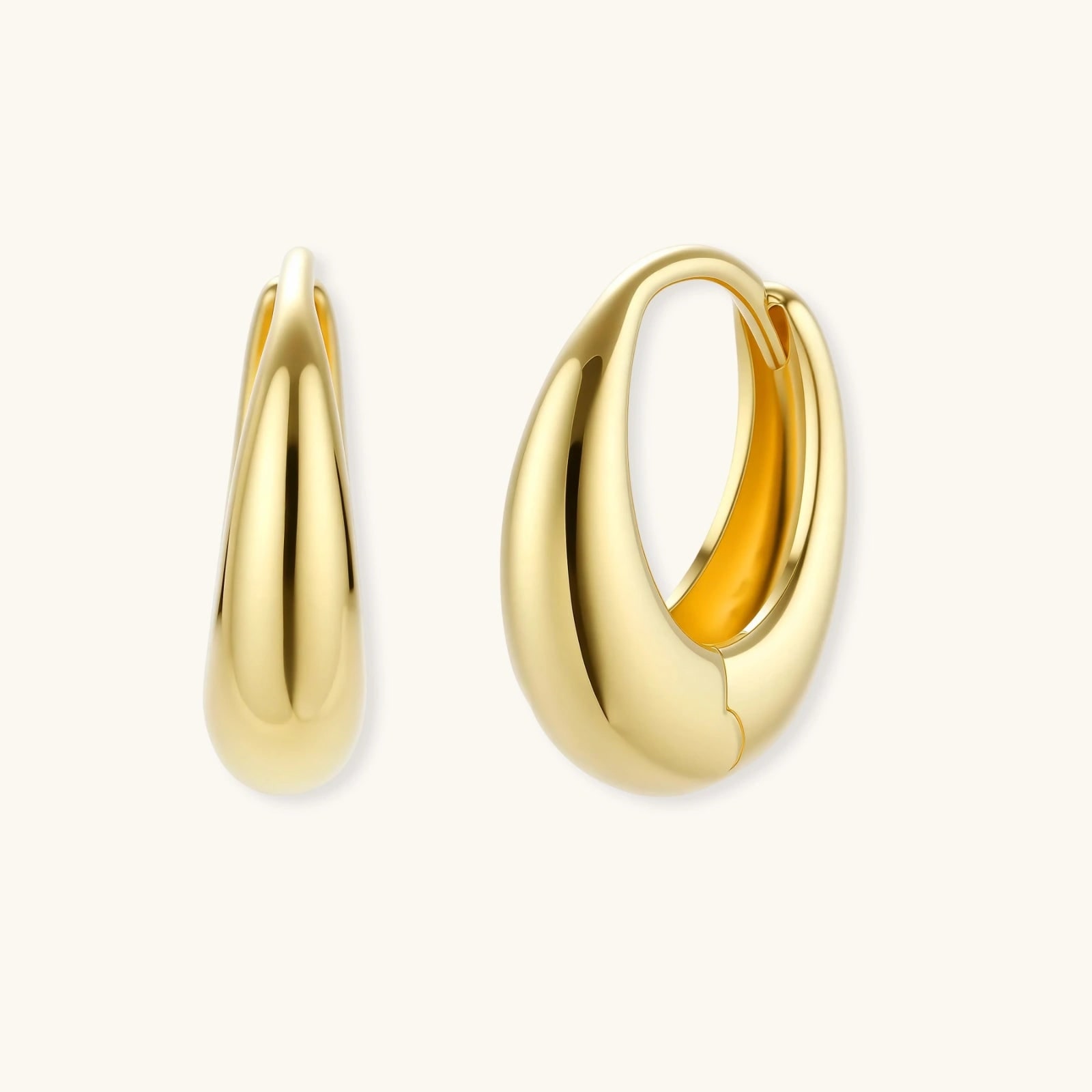 Créoles Huggies Golden Era, argent sterling 925 plaqué or 14k, photographie du bijou sur fond clair