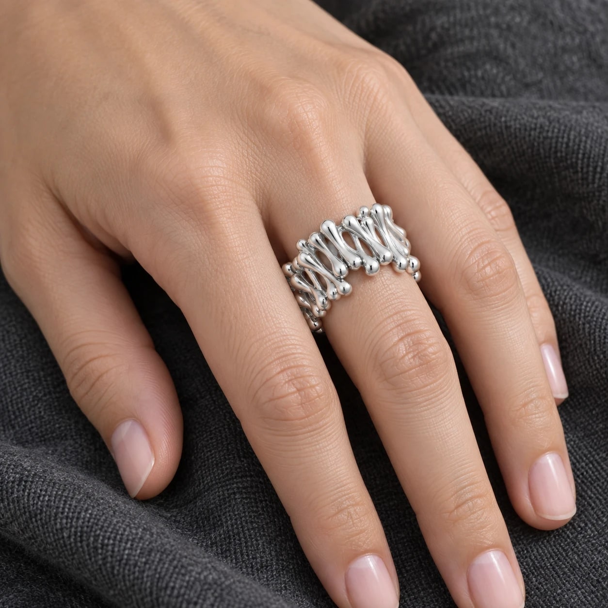 Bague Vagues Torsadées VALDESSE, vue portée