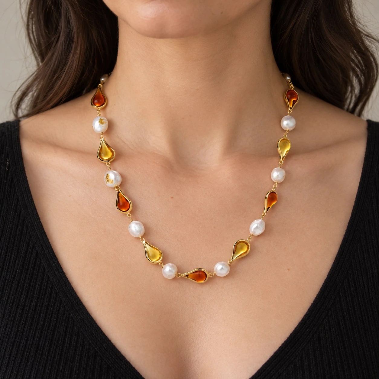 Collier Baroque Miel VALDESSE, vue portée