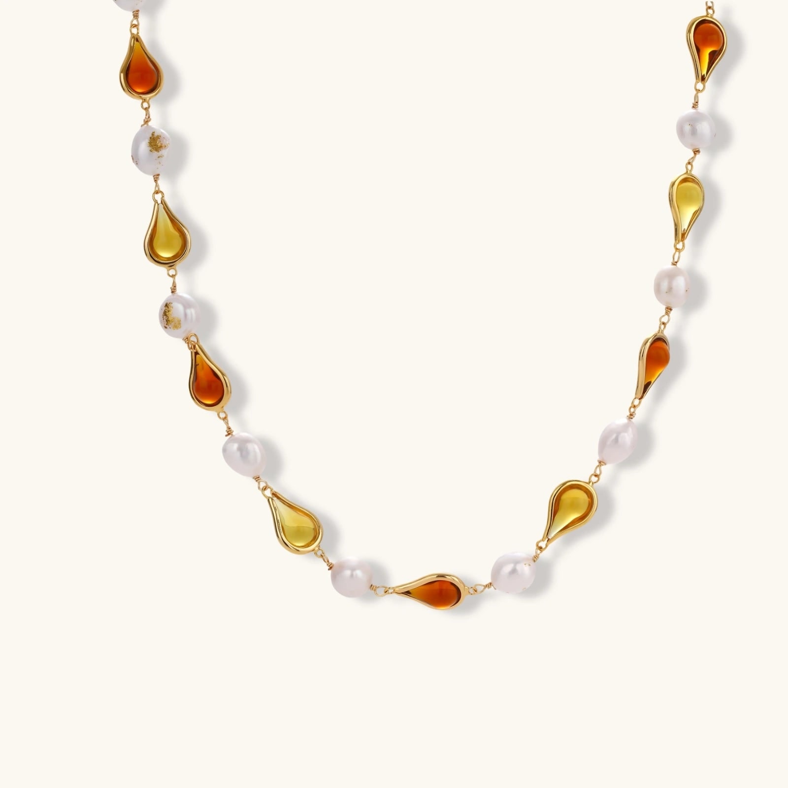 Collier Baroque Miel, laiton plaqué or 18k · perles d’eau douce, photographie du bijou sur fond clair