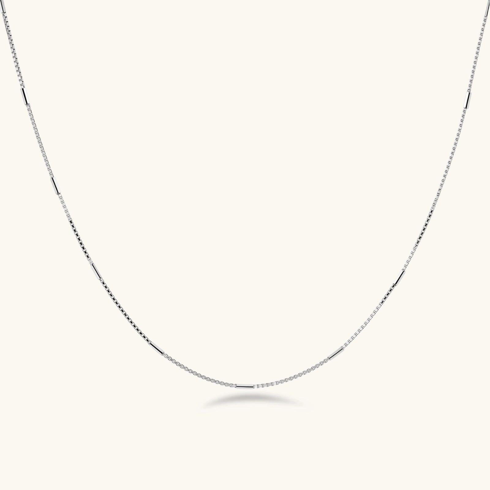 Collier Chaîne Rythme, argent sterling 925 plaqué platine, photographie du bijou sur fond clair