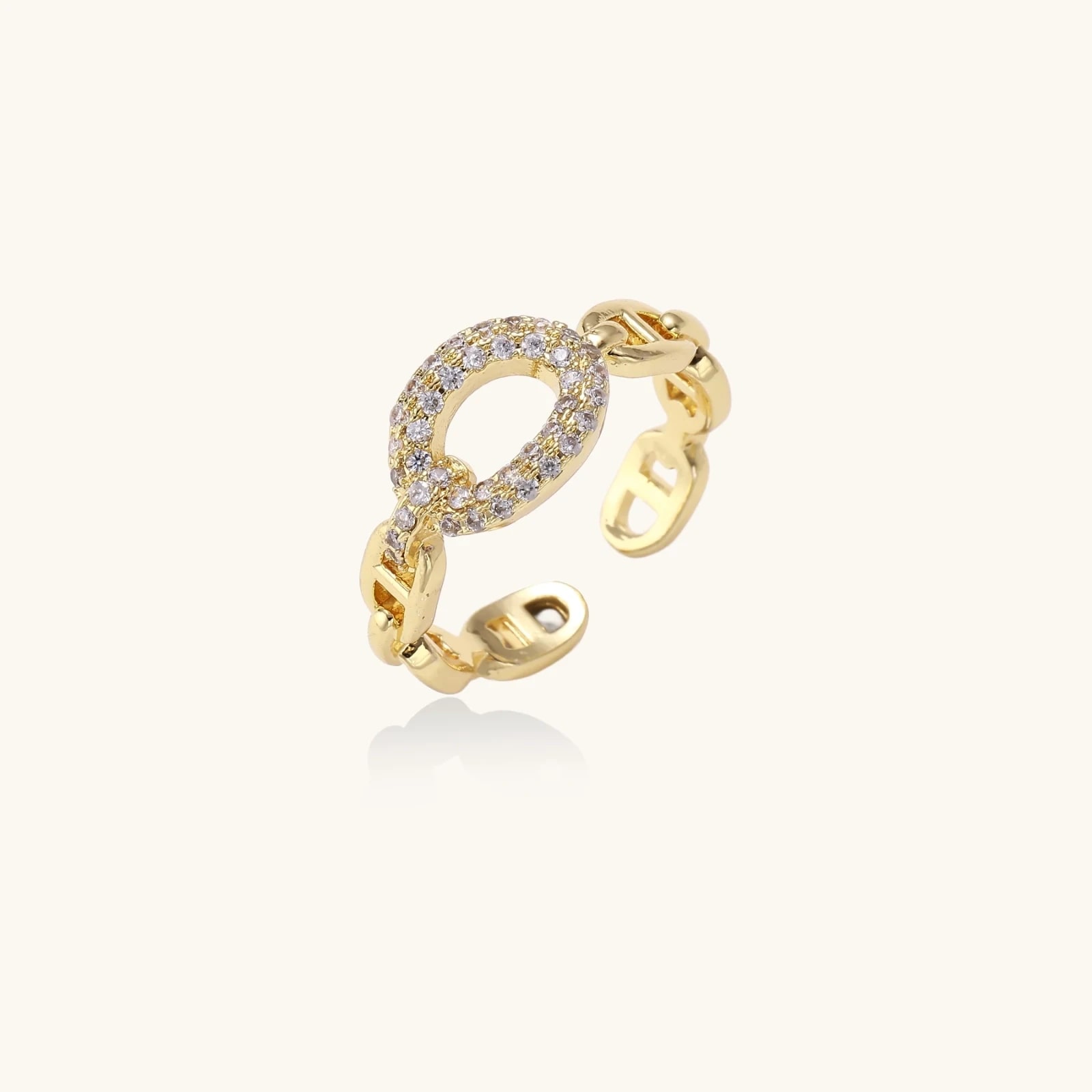 Bague Chaîne Dorée, laiton doré à l’or 18 carats · oxydes de zirconium, photographie du bijou sur fond clair