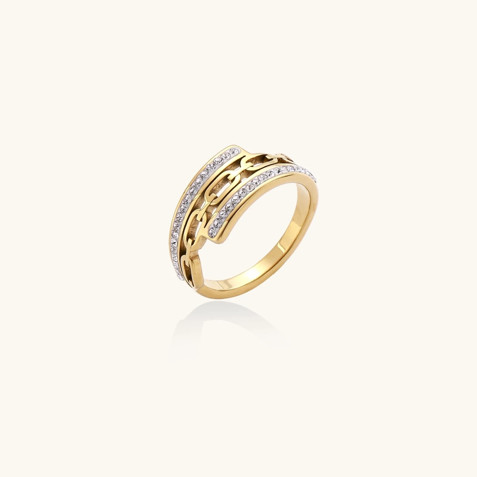 Bague Cristal Maille Chaîne, acier inoxydable doré à l’or 14 carats · strass, photographie du bijou sur fond clair