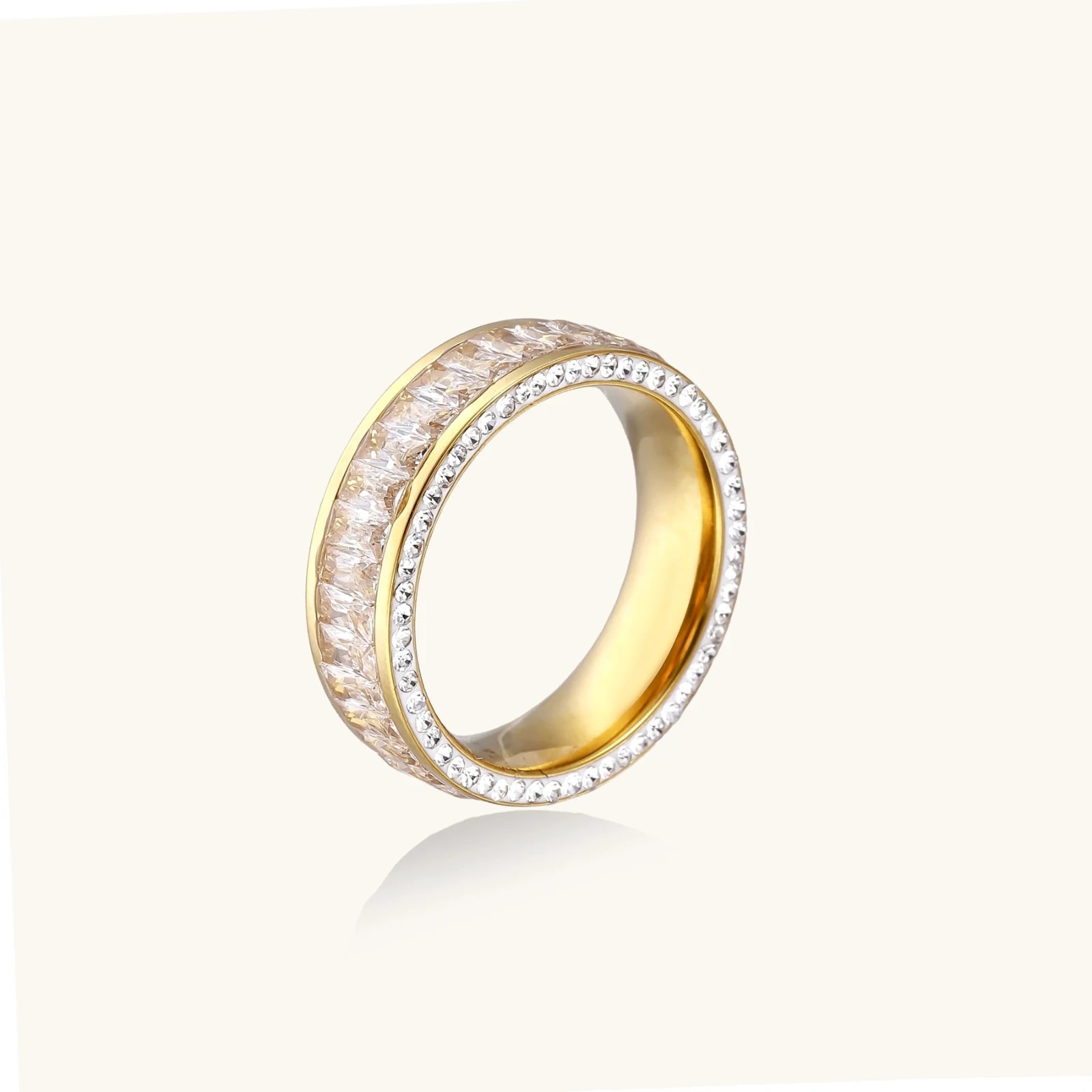 Bague Crystal Empire, acier inoxydable doré à l’or 14 carats · oxydes de zirconium · strass, photographie du bijou sur fond clair