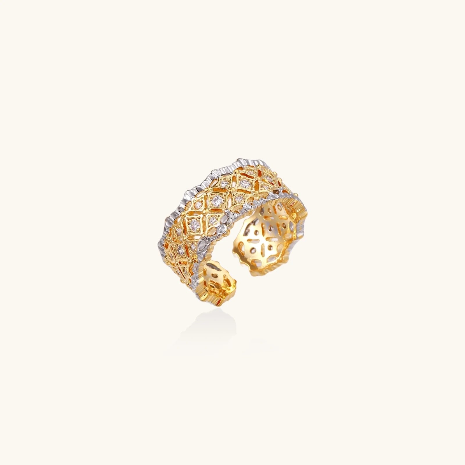 Bague Luxe Treillage, laiton doré à l’or 18 carats · oxydes de zirconium, photographie du bijou sur fond clair