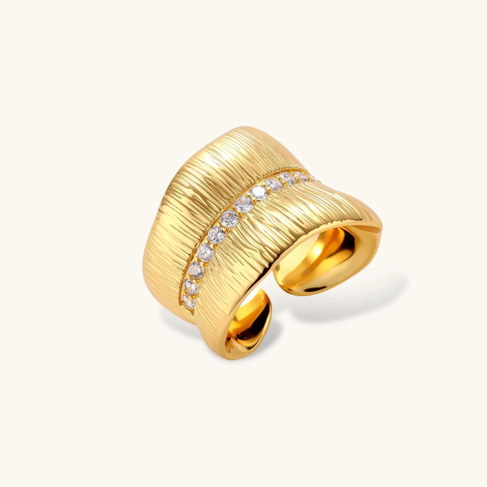 Bague Manchette Luxe Striée, laiton doré à l’or 24 carats · oxydes de zirconium, photographie du bijou sur fond clair