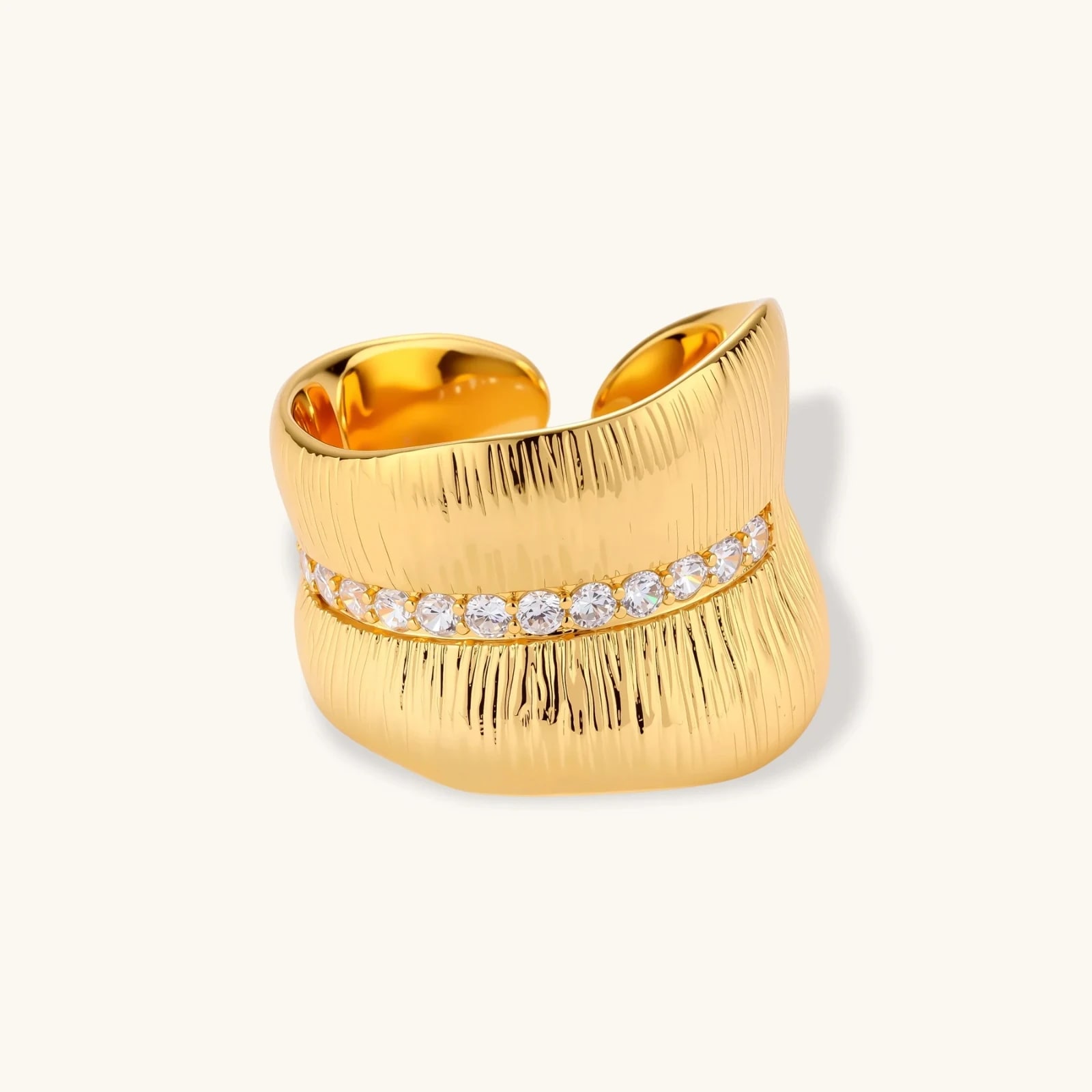 Bague Manchette Luxe Striée, photographie du bijou, vue 2