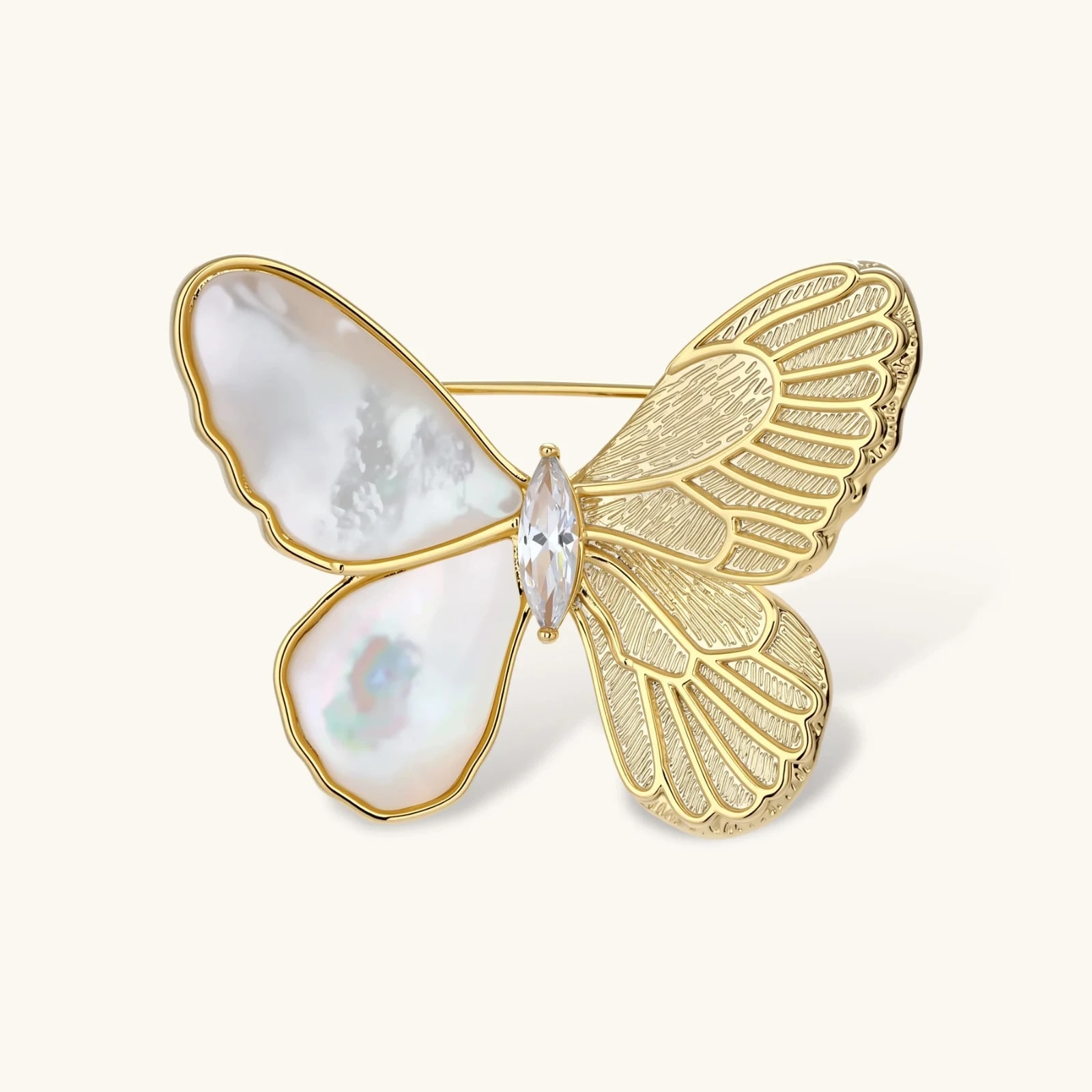 Broche Papillon Éthérée, laiton doré à l’or 14 carats · nacre · oxyde de zirconium, photographie du bijou sur fond clair