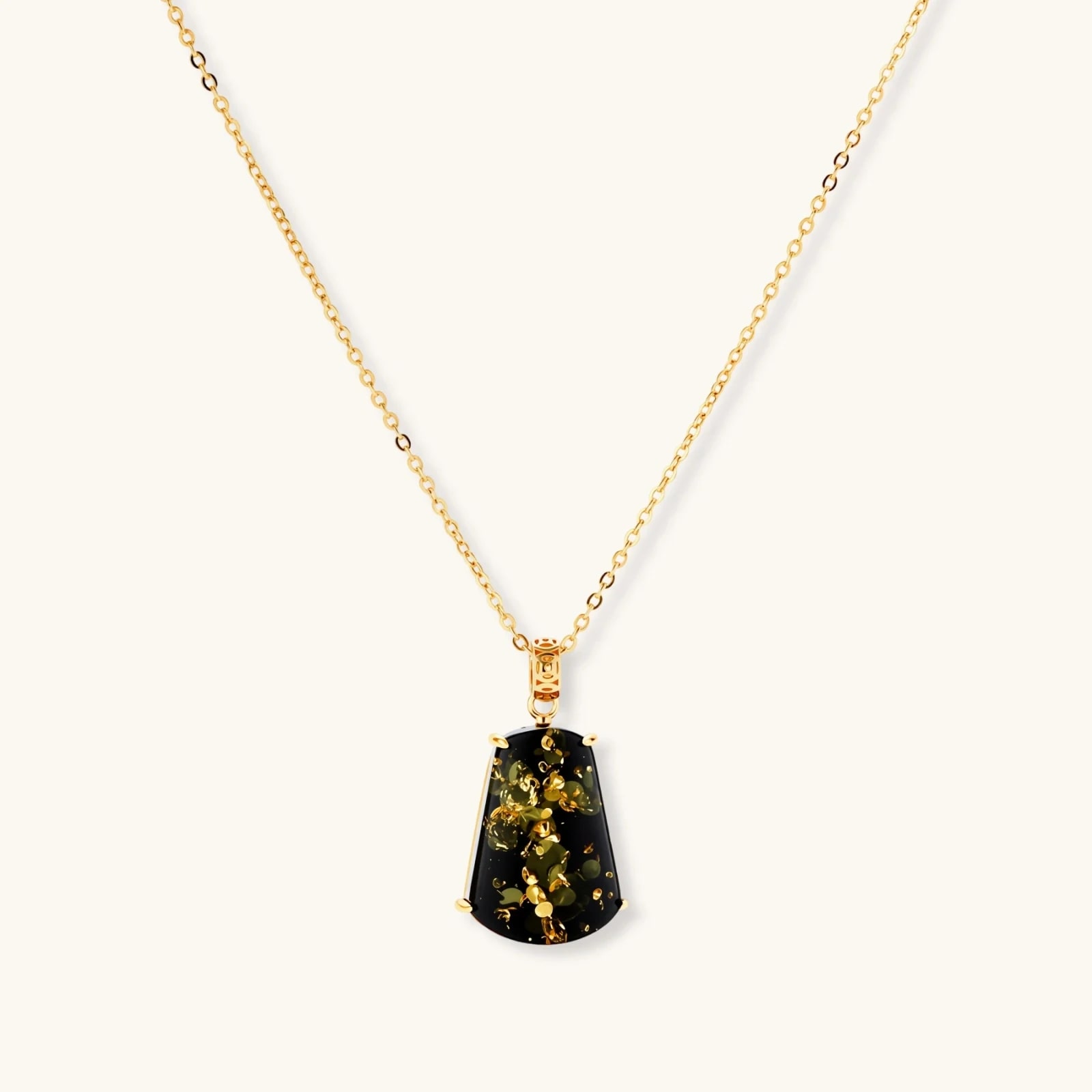 Collier Ambre Forêt, argent 925 doré à l’or 18 carats · ambre vert, photographie du bijou sur fond clair