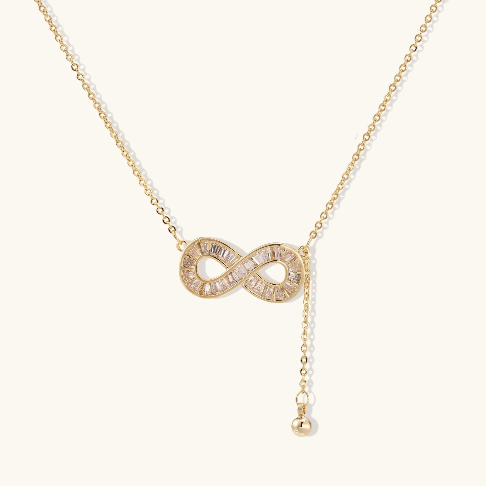 Collier Éclat Infini, laiton doré à l’or 14 carats · oxydes de zirconium, photographie du bijou sur fond clair
