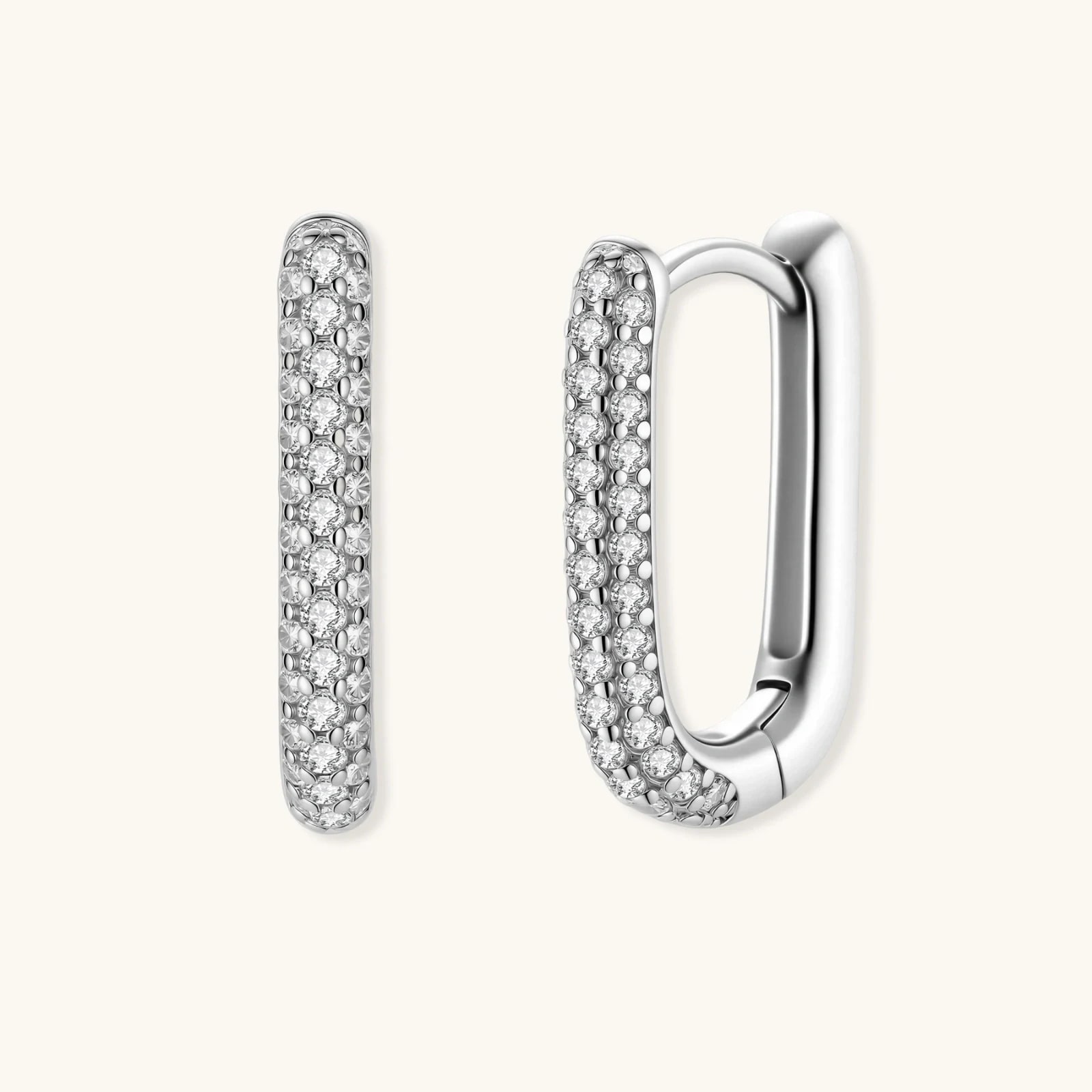 Créoles Huggies Étincelantes, argent 925, finition platine · oxydes de zirconium, photographie du bijou sur fond clair